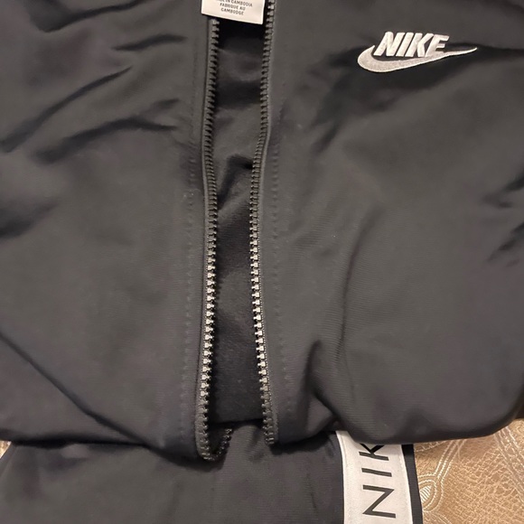 New Girls' Nike Crop Jacket and Pants Set – Where Style Meets Comfort - Picture 2 of 7